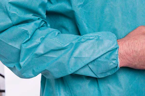 La professione d'infermiera non tessuta di alta qualitÃ  pp uniforma il breve cappotto del laboratorio